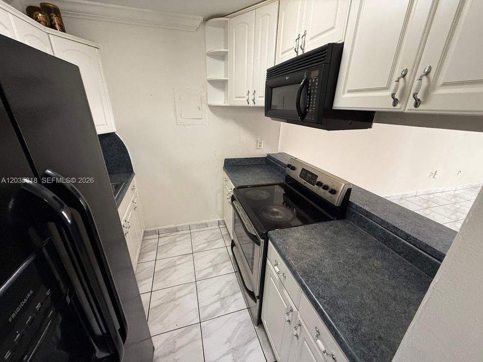 For Rent: $2,100 (2 beds, 1 baths, 720 Square Feet)