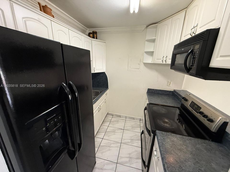 For Rent: $2,100 (2 beds, 1 baths, 720 Square Feet)