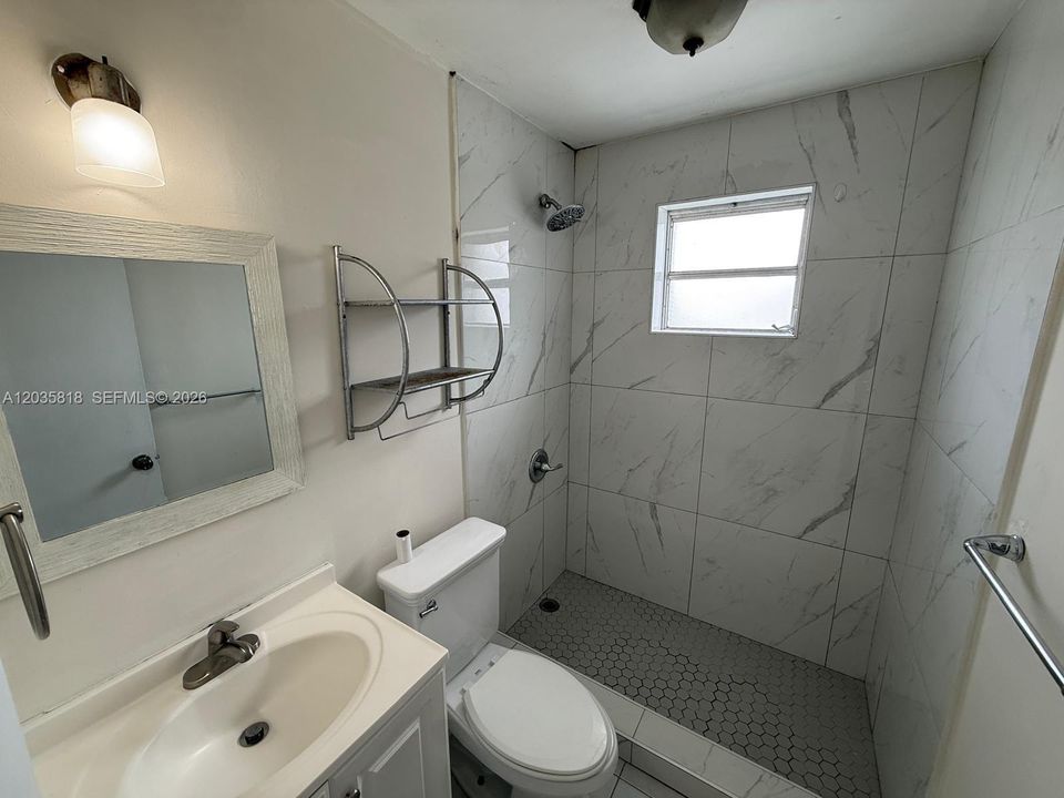 For Rent: $2,100 (2 beds, 1 baths, 720 Square Feet)