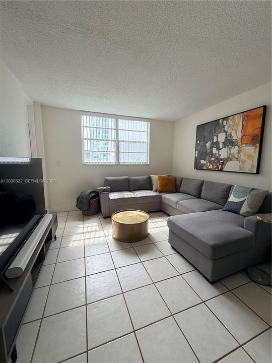 For Rent: $1,800 (1 beds, 1 baths, 792 Square Feet)