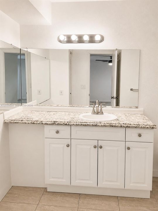 For Rent: $2,350 (2 beds, 2 baths, 1105 Square Feet)