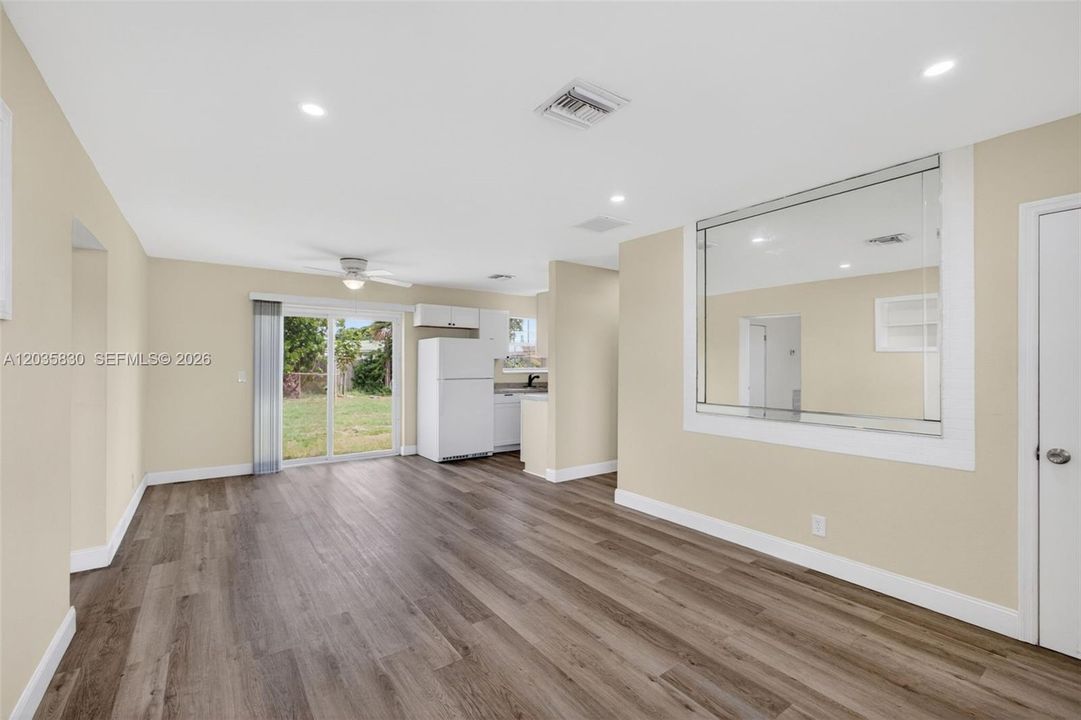 En Venta: $405,000 (4 camas, 2 baños, 1272 Pies cuadrados)