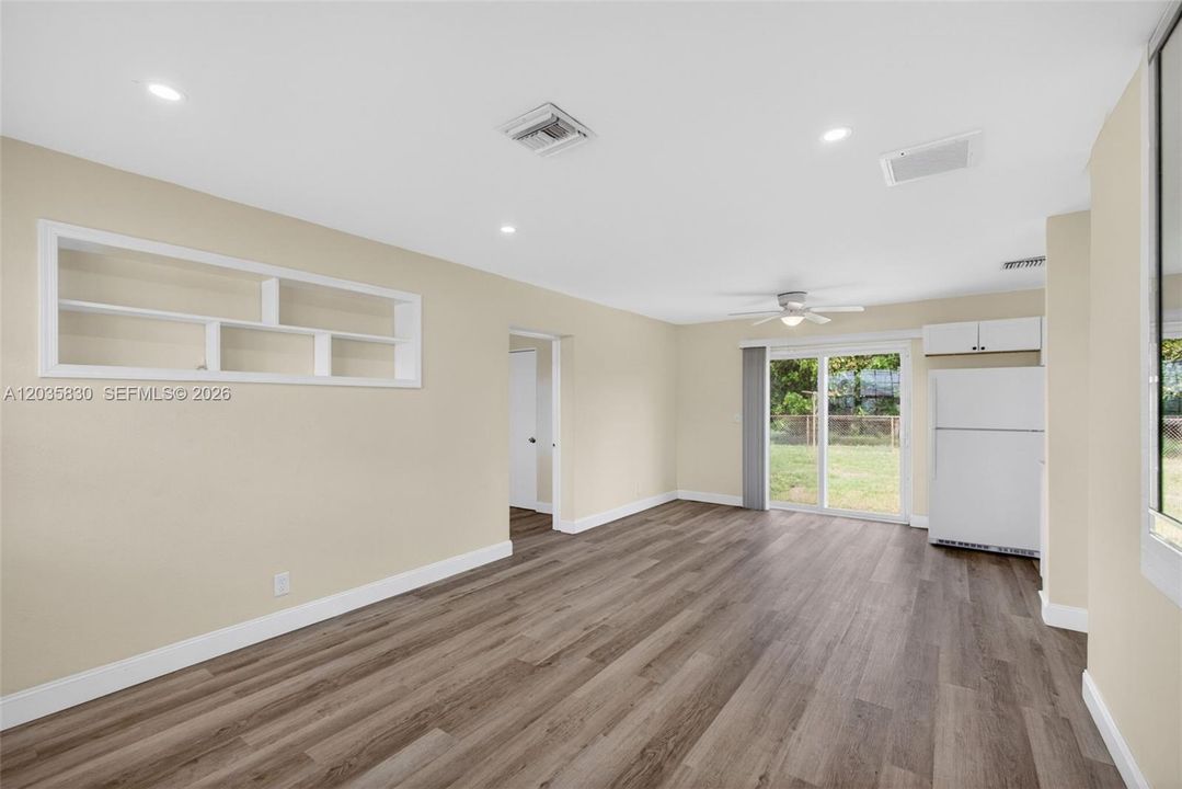 En Venta: $405,000 (4 camas, 2 baños, 1272 Pies cuadrados)