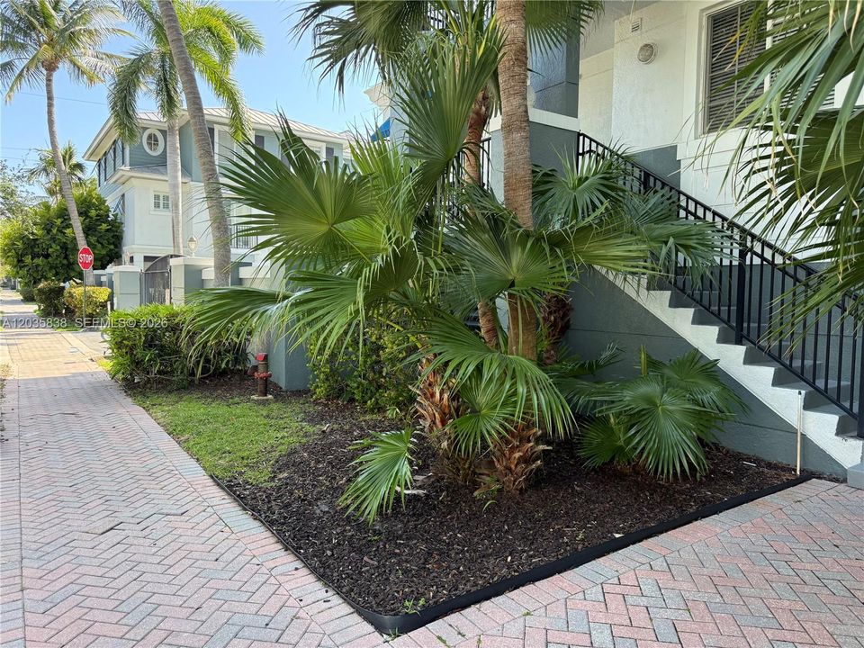 For Rent: $2,700 (1 beds, 1 baths, 864 Square Feet)