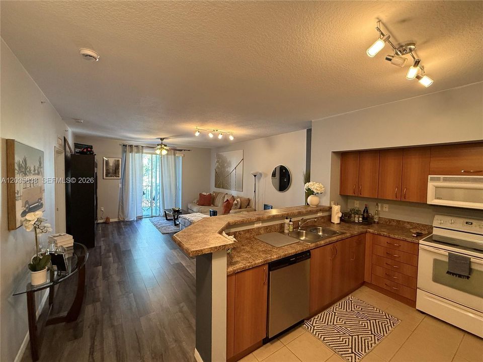 For Rent: $2,700 (1 beds, 1 baths, 864 Square Feet)