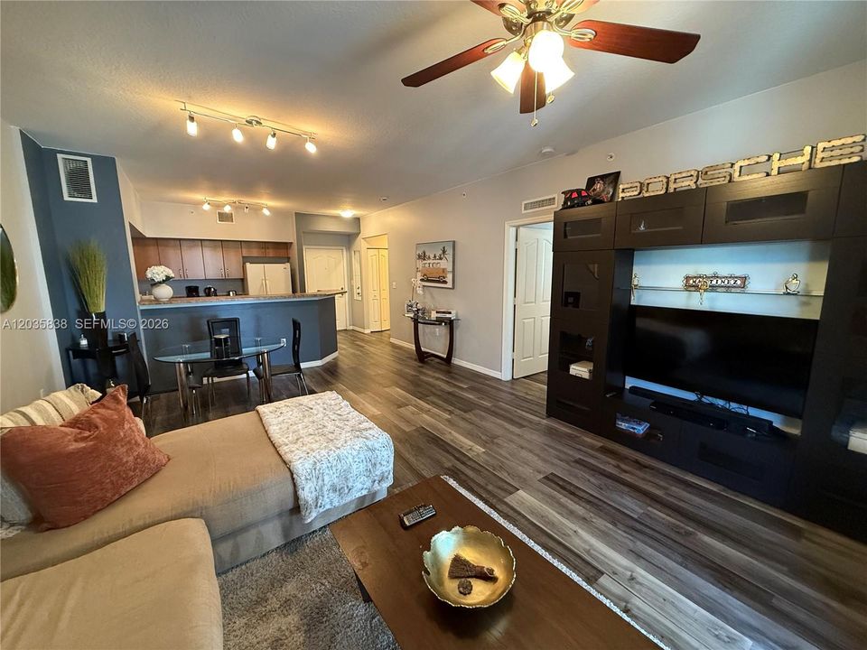 For Rent: $2,700 (1 beds, 1 baths, 864 Square Feet)
