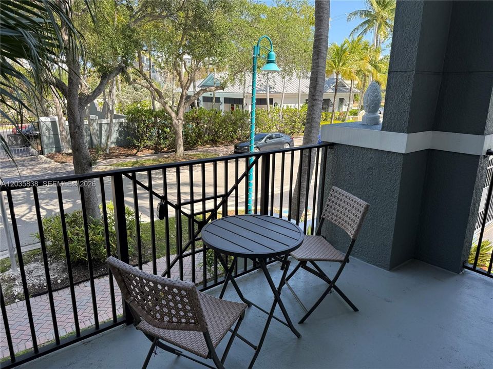For Rent: $2,700 (1 beds, 1 baths, 864 Square Feet)