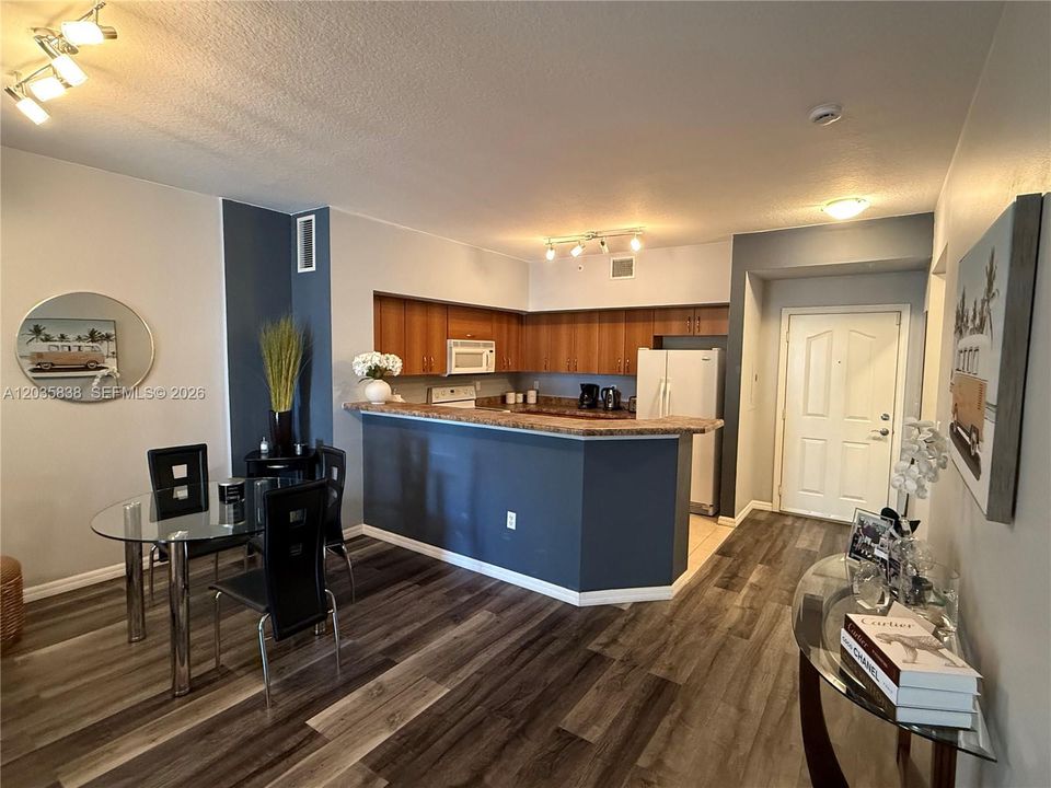 For Rent: $2,700 (1 beds, 1 baths, 864 Square Feet)