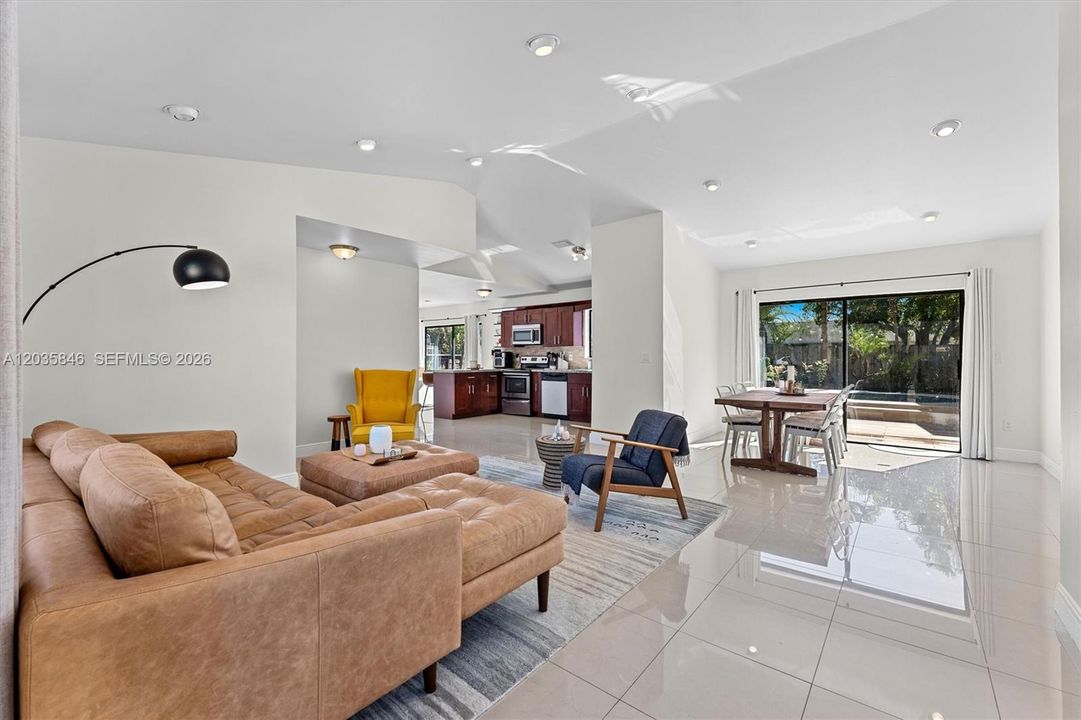 En Venta: $820,000 (3 camas, 3 baños, 2109 Pies cuadrados)
