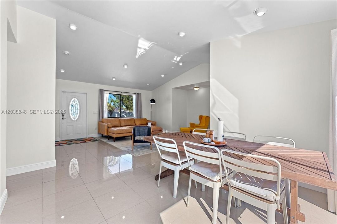 En Venta: $820,000 (3 camas, 3 baños, 2109 Pies cuadrados)