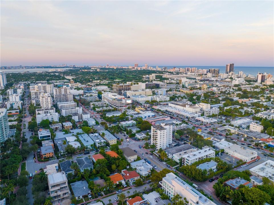 На продажу: $869,000 (2 спален, 2 ванн, 1127 Квадратных фут)