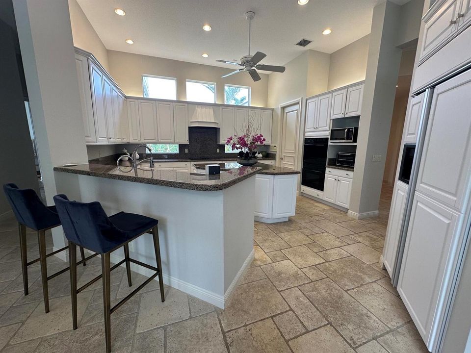 645 Kitchen and bar