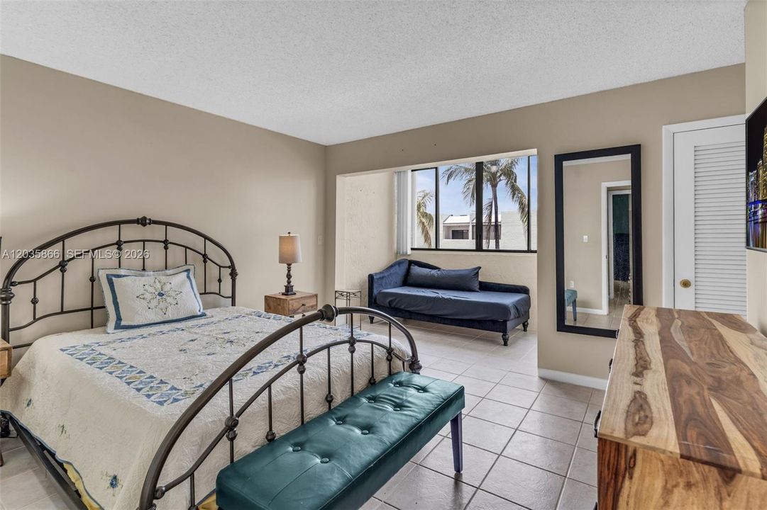LARGE BEDROOM #2