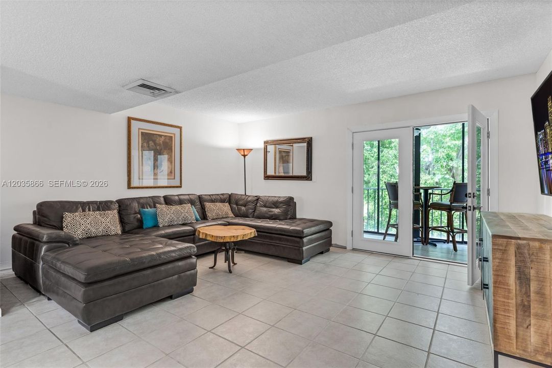 Living RFULLY FURNISHED EXTRA LARGE FAMILY ROOM WITH FRENCH DOORS AND BEAUTIFUL SCREENED PATIO.oom