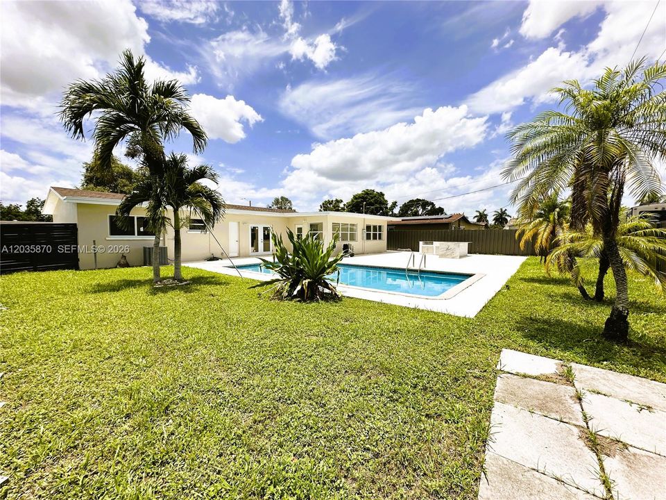 En Venta: $695,000 (3 camas, 3 baños, 1630 Pies cuadrados)