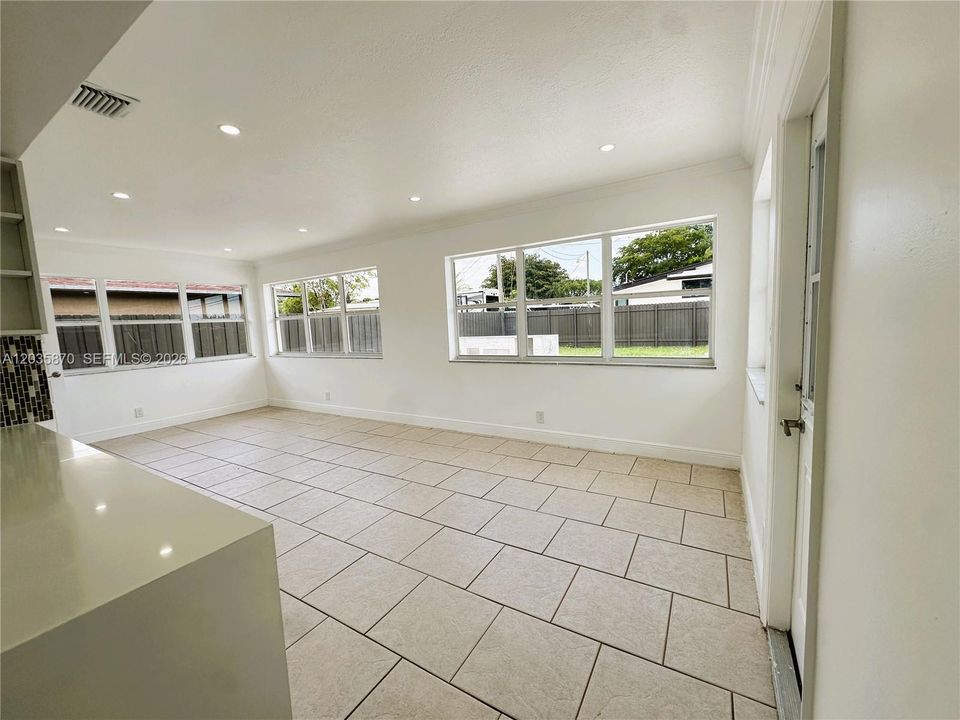 En Venta: $695,000 (3 camas, 3 baños, 1630 Pies cuadrados)