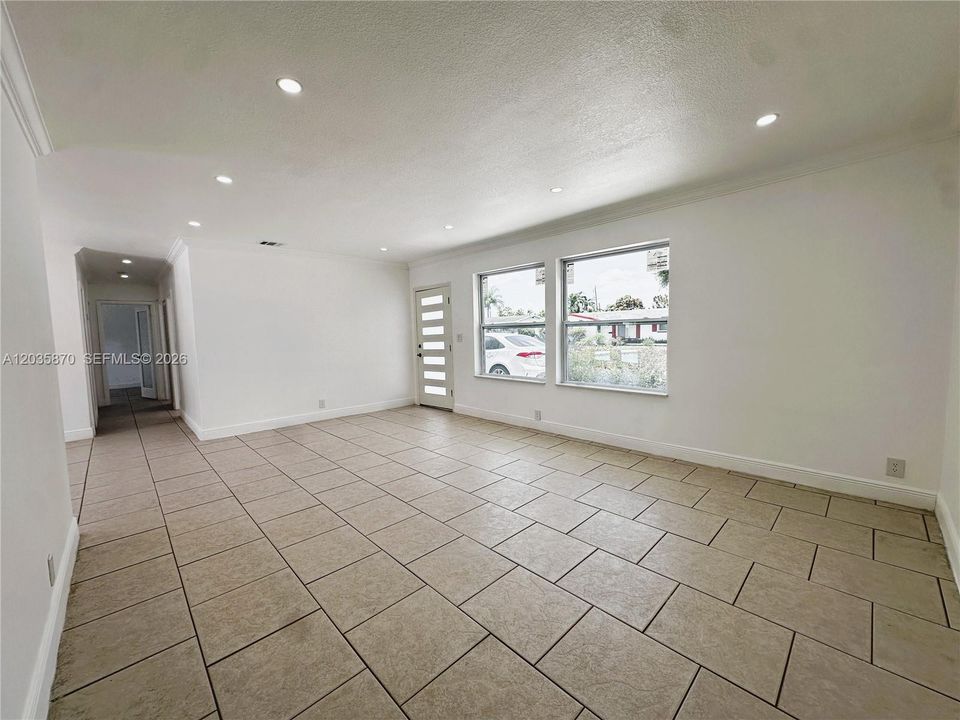 En Venta: $695,000 (3 camas, 3 baños, 1630 Pies cuadrados)