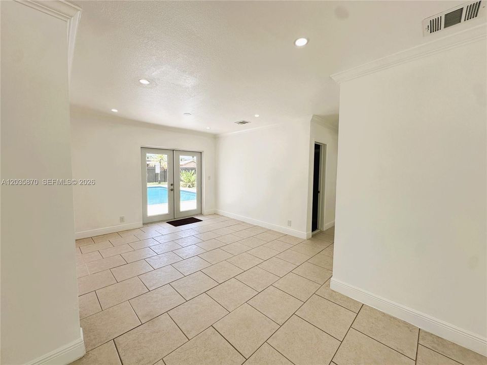 En Venta: $695,000 (3 camas, 3 baños, 1630 Pies cuadrados)