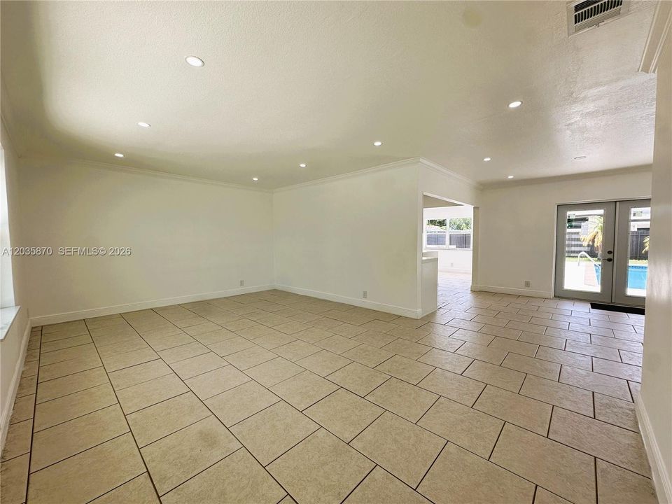 En Venta: $695,000 (3 camas, 3 baños, 1630 Pies cuadrados)