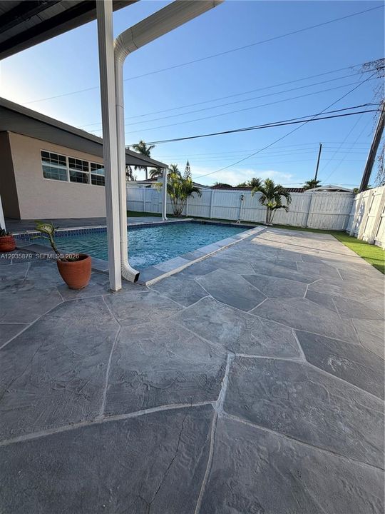 For Rent: $4,000 (3 beds, 2 baths, 1184 Square Feet)