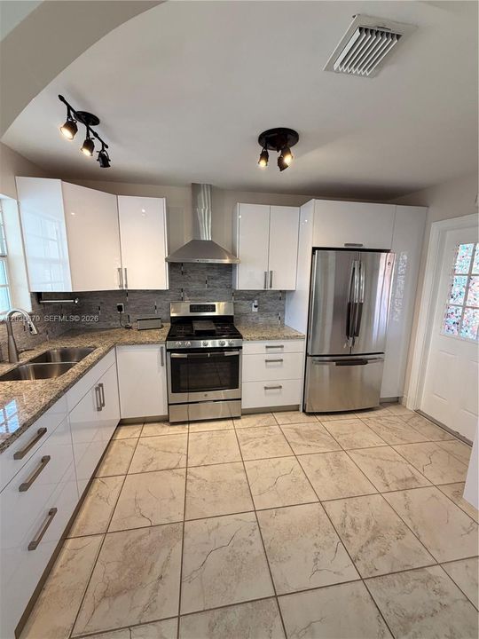 For Rent: $4,000 (3 beds, 2 baths, 1184 Square Feet)