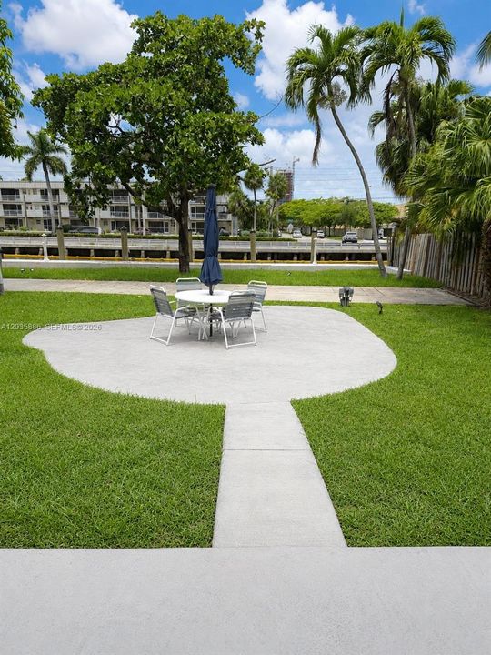 For Sale: $195,000 (2 beds, 2 baths, 840 Square Feet)
