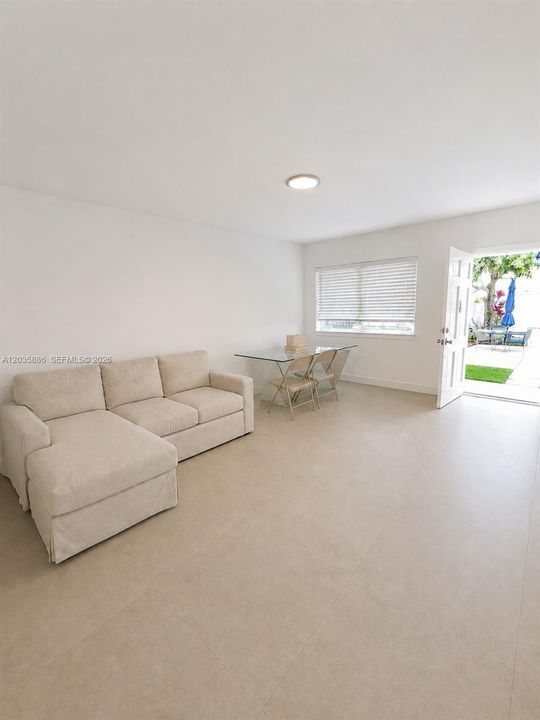 For Sale: $195,000 (2 beds, 2 baths, 840 Square Feet)