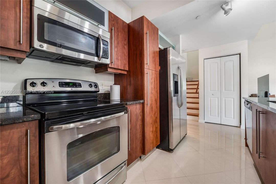 For Sale: $475,000 (1 beds, 1 baths, 1308 Square Feet)