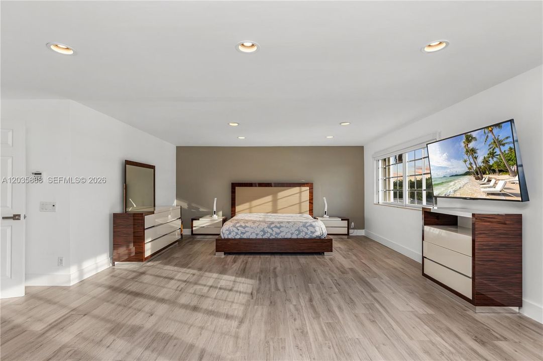 For Sale: $2,399,000 (5 beds, 4 baths, 4344 Square Feet)