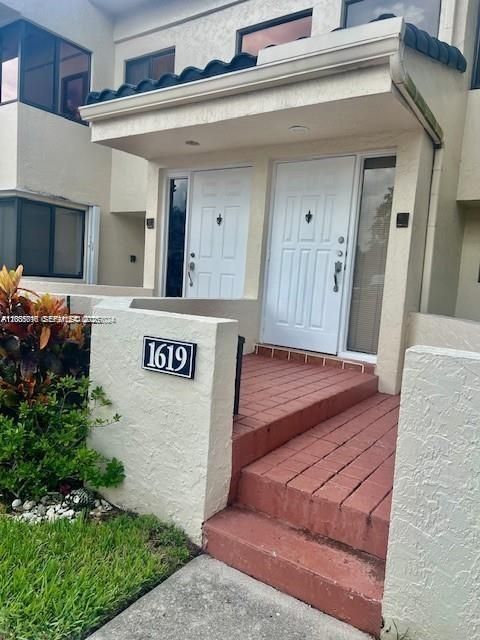 For Rent: $1,925 (1 beds, 1 baths, 832 Square Feet)