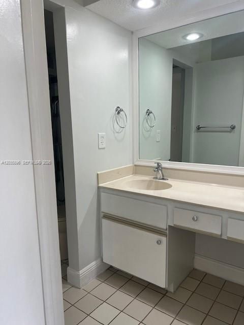 For Rent: $1,925 (1 beds, 1 baths, 832 Square Feet)
