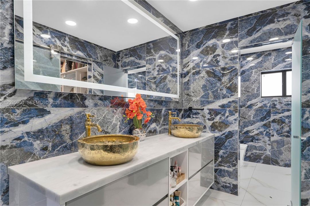 For Sale: $2,799,000 (5 beds, 4 baths, 2617 Square Feet)