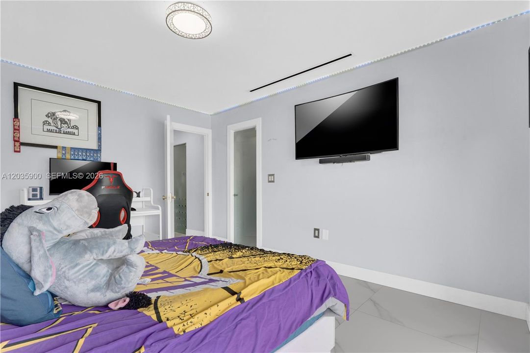 For Sale: $2,799,000 (5 beds, 4 baths, 2617 Square Feet)