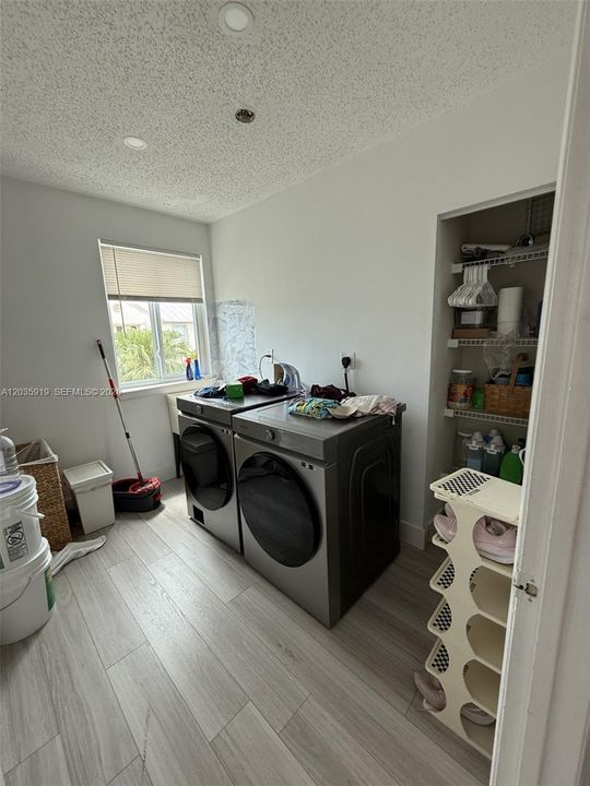En Renta: $4,300 (4 camas, 3 baños, 2327 Pies cuadrados)
