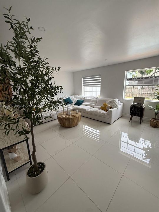 En Renta: $4,300 (4 camas, 3 baños, 2327 Pies cuadrados)