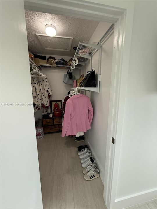 En Renta: $4,300 (4 camas, 3 baños, 2327 Pies cuadrados)