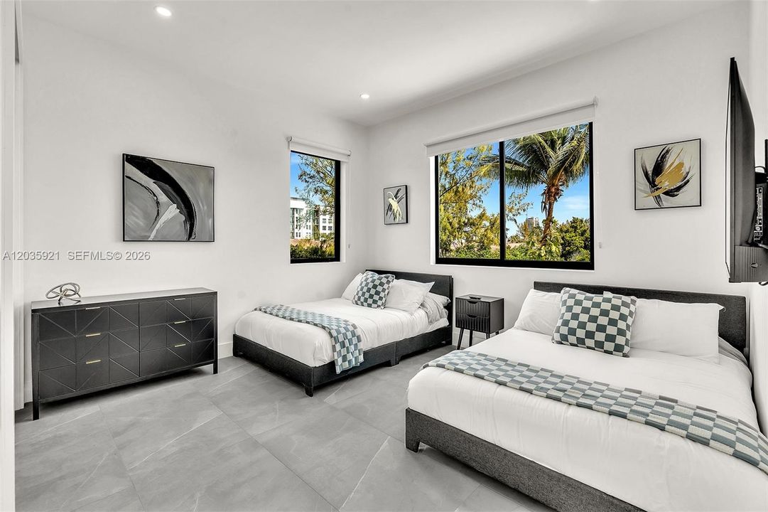 For Rent: $4,980 (3 beds, 3 baths, 1724 Square Feet)