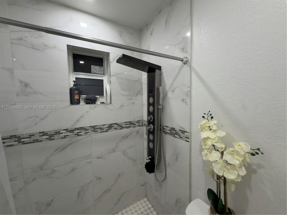 На продажу: $980,000 (6 спален, 5 ванн, 3383 Квадратных фут)