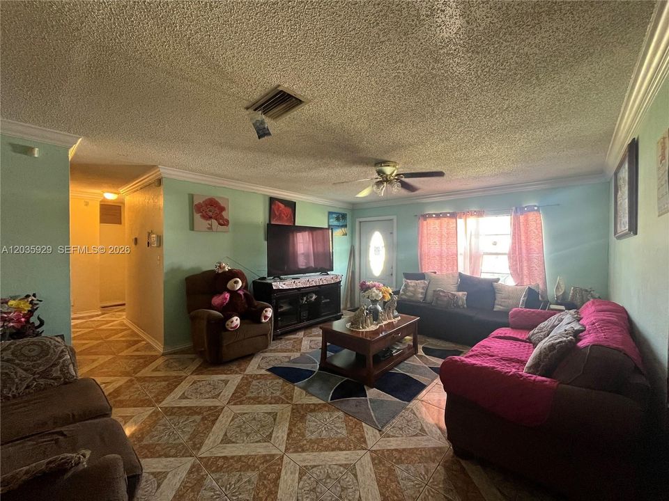 En Venta: $384,990 (3 camas, 2 baños, 1116 Pies cuadrados)