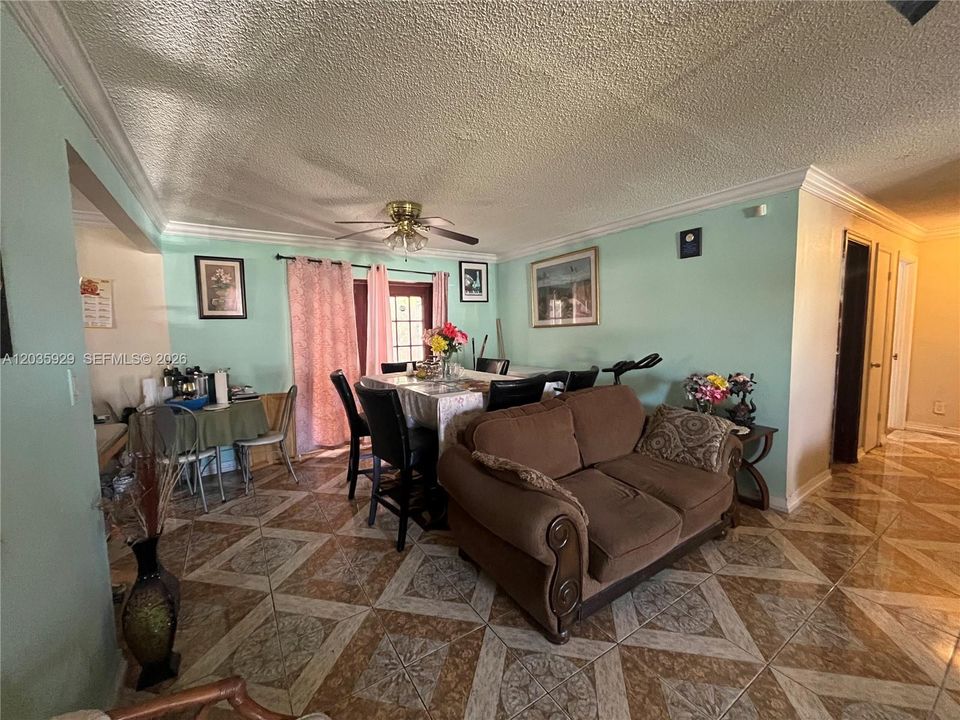 En Venta: $384,990 (3 camas, 2 baños, 1116 Pies cuadrados)