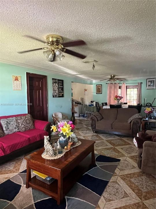 En Venta: $384,990 (3 camas, 2 baños, 1116 Pies cuadrados)