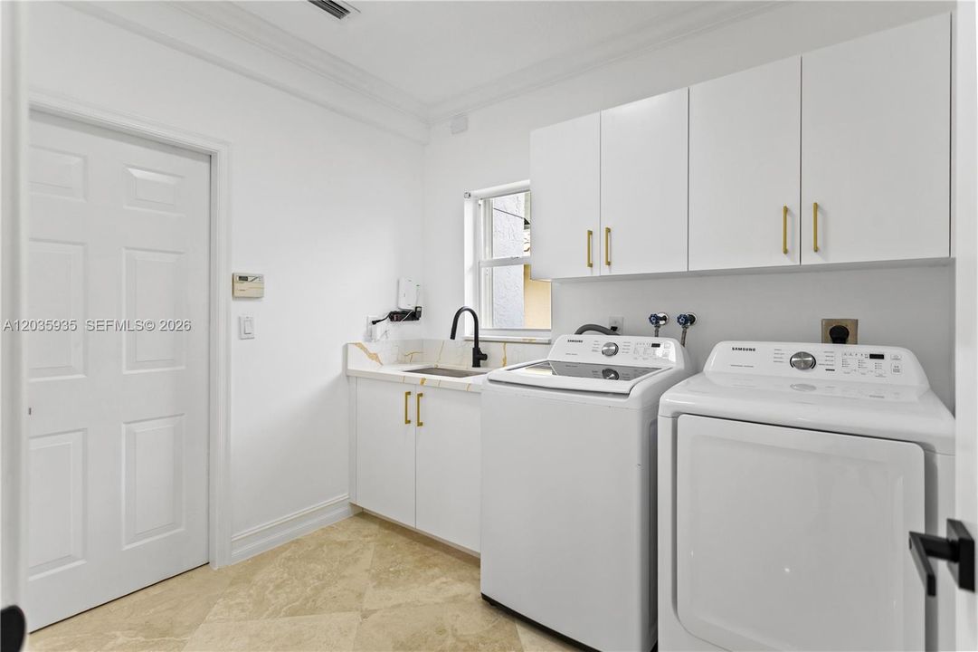 En Venta: $1,649,000 (4 camas, 2 baños, 2833 Pies cuadrados)