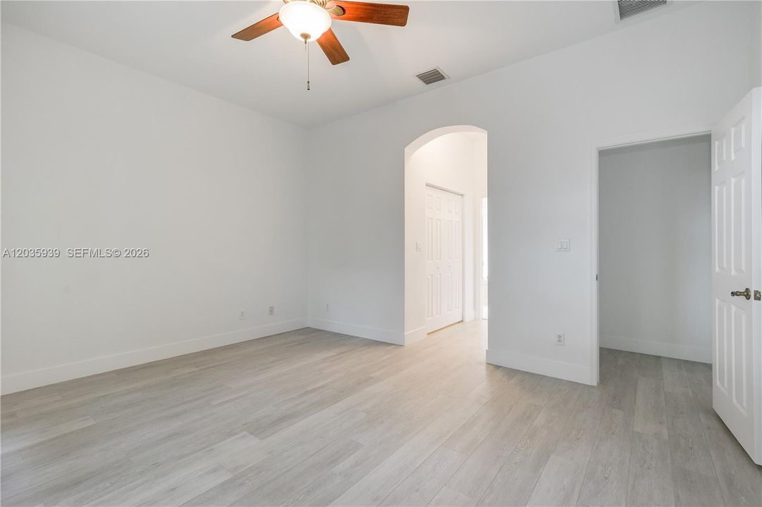Activo con contrato: $5,350 (4 camas, 2 baños, 2172 Pies cuadrados)