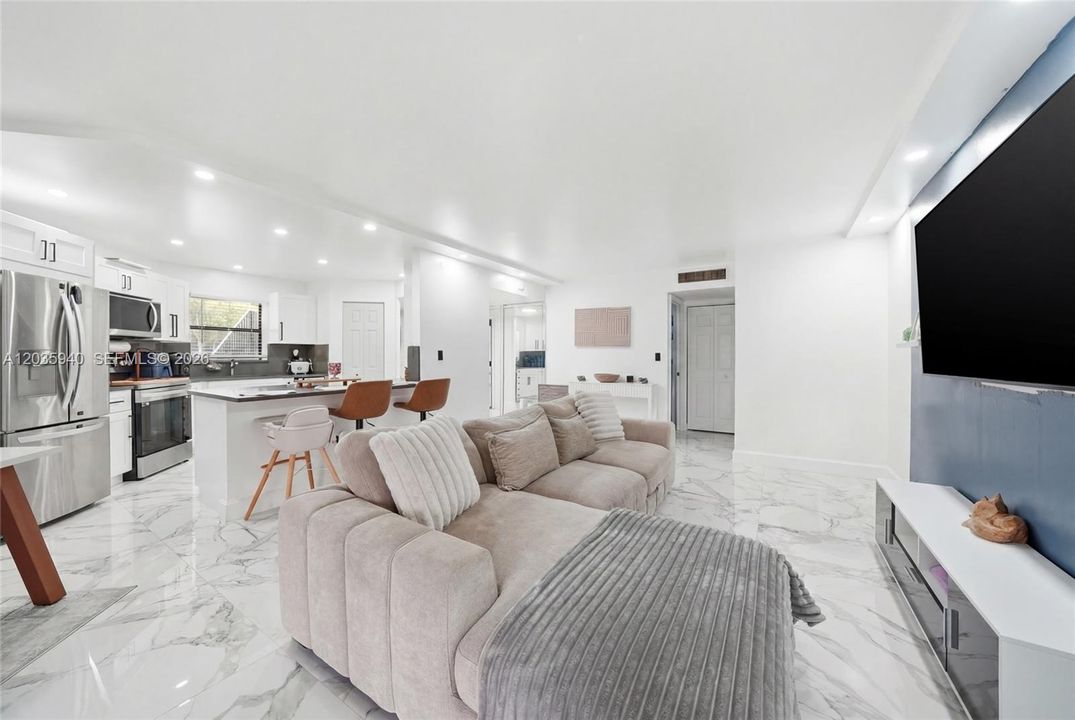 For Sale: $255,000 (2 beds, 2 baths, 1120 Square Feet)