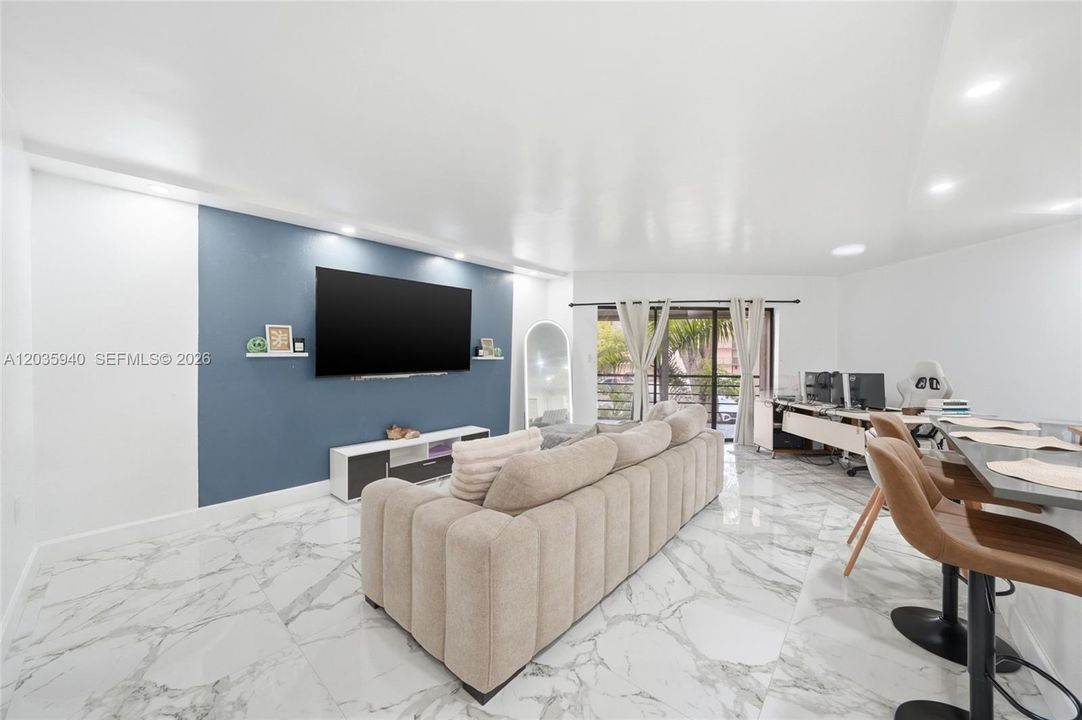 For Sale: $255,000 (2 beds, 2 baths, 1120 Square Feet)
