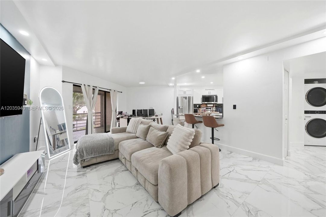 For Sale: $255,000 (2 beds, 2 baths, 1120 Square Feet)
