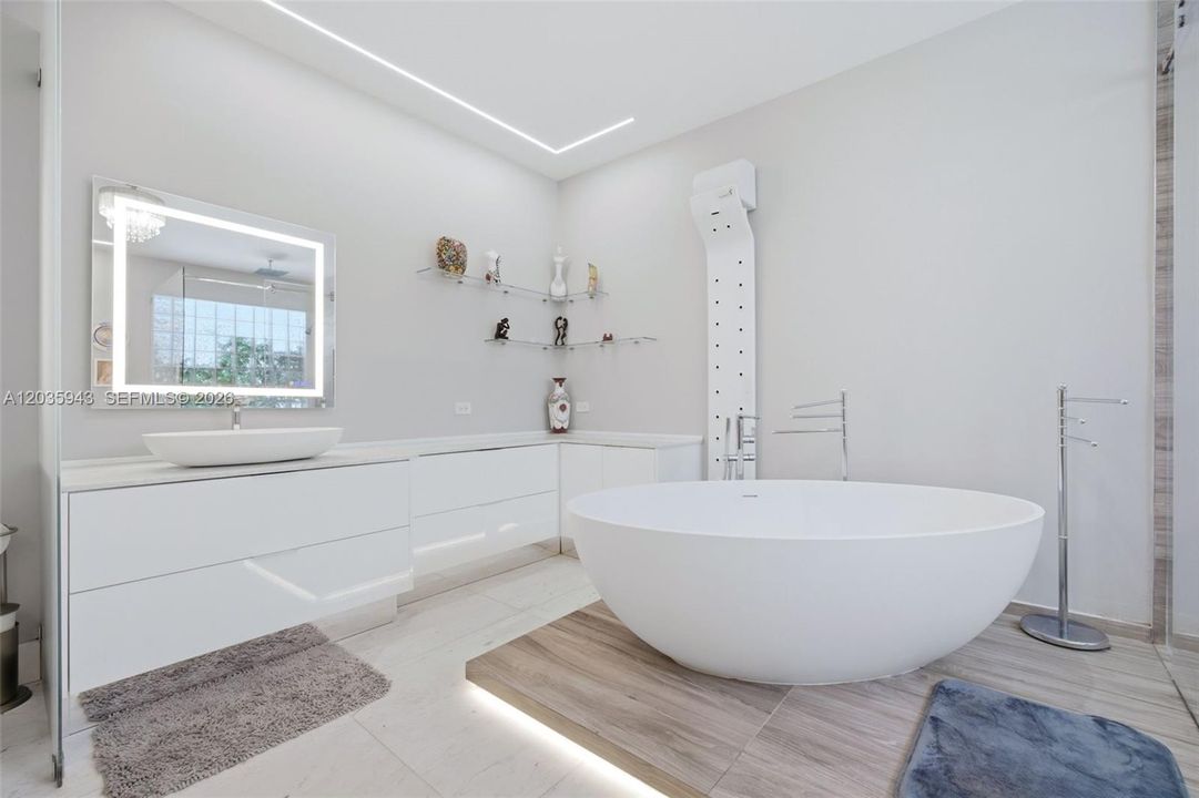 En Venta: $3,690,000 (5 camas, 3 baños, 3661 Pies cuadrados)
