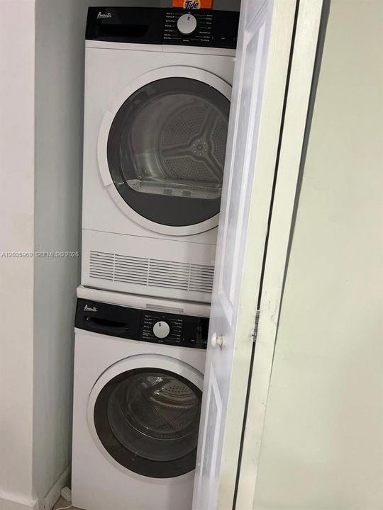 For Rent: $3,200 (1 beds, 1 baths, 1094 Square Feet)