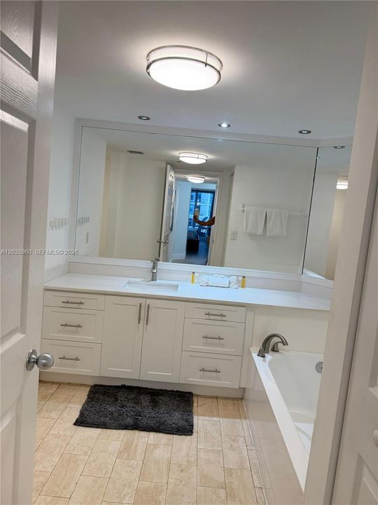For Rent: $3,200 (1 beds, 1 baths, 1094 Square Feet)