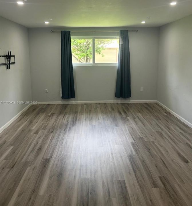 В аренду: $1,700 (1 спален, 1 ванн, 2338 Квадратных фут)